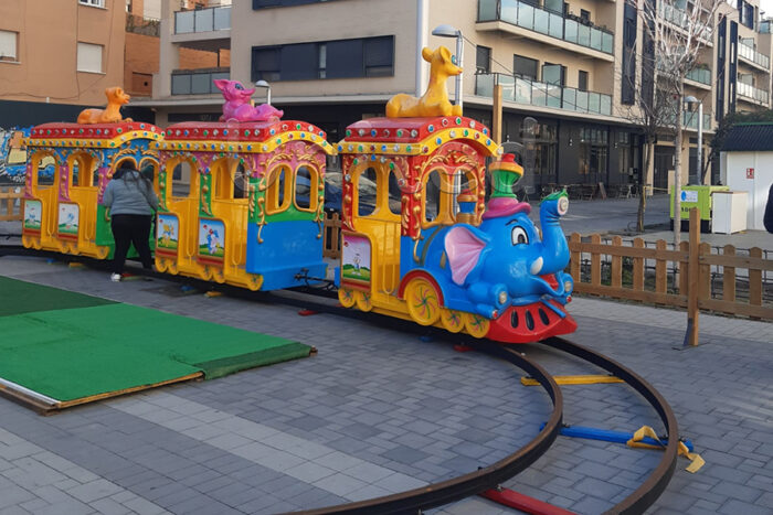 Tren con pista de temática de elefantes